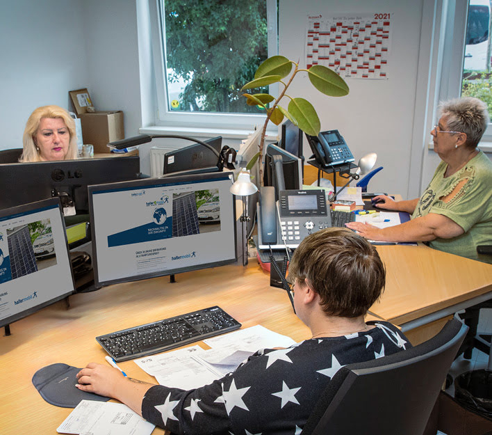 Drei Mitarbeiterinnen mit langjähriger Erfahrung in Verrechnung und Lohnverrechnung arbeiten an ihren Computern.