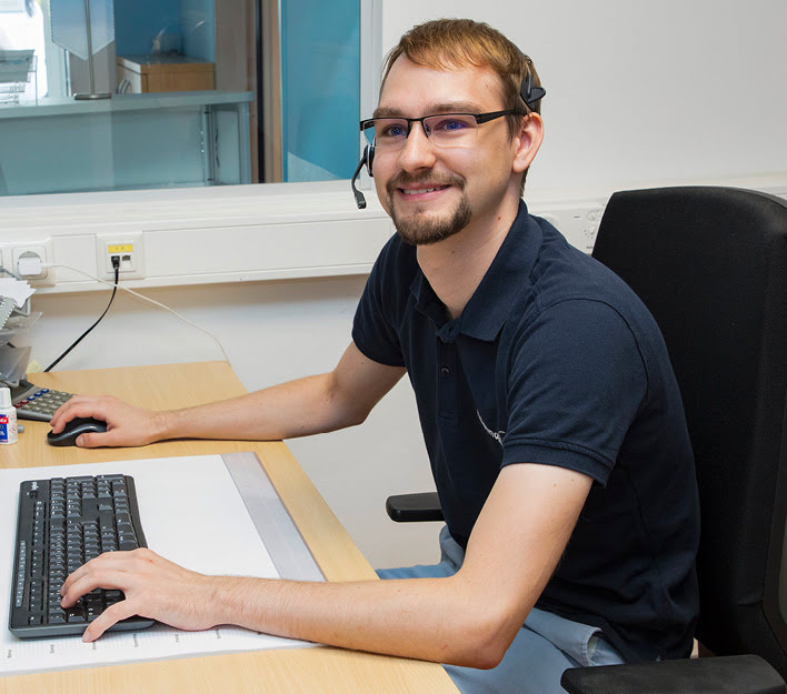 Ein Mitarbeiter im Bereich Back Office koordiniert interne Prozesse.