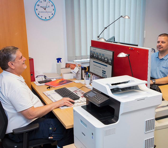 Zwei Mitarbeiter der Personalabteilung arbeiten konzentriert in ihrem Büro.